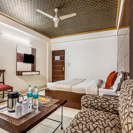 Hotel Nice Palace Delhi  Exterior photo